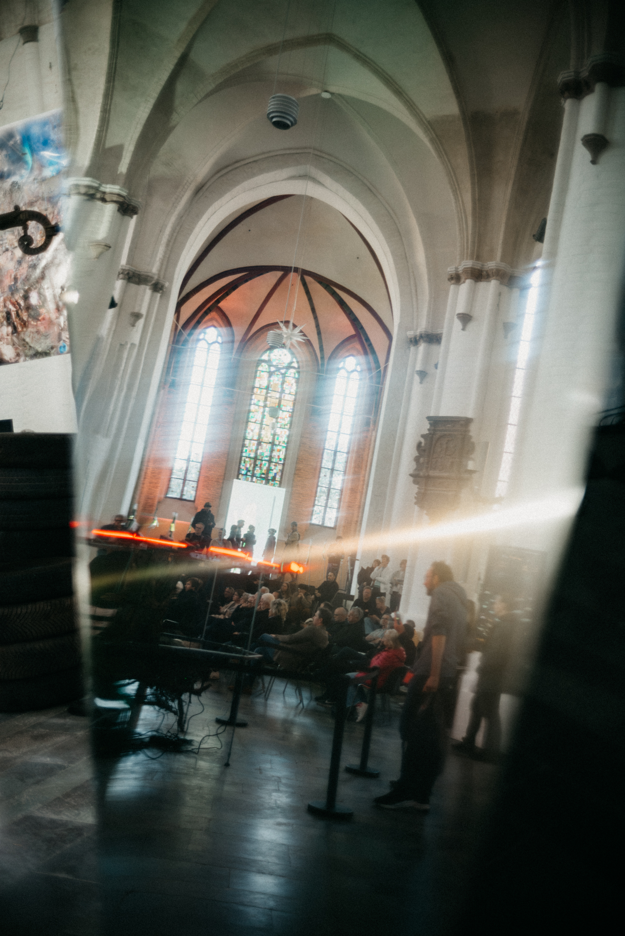 Nikolaikirche Rostock — YES AI CAN Festival 2026, Publikum unter Glasreflexionen